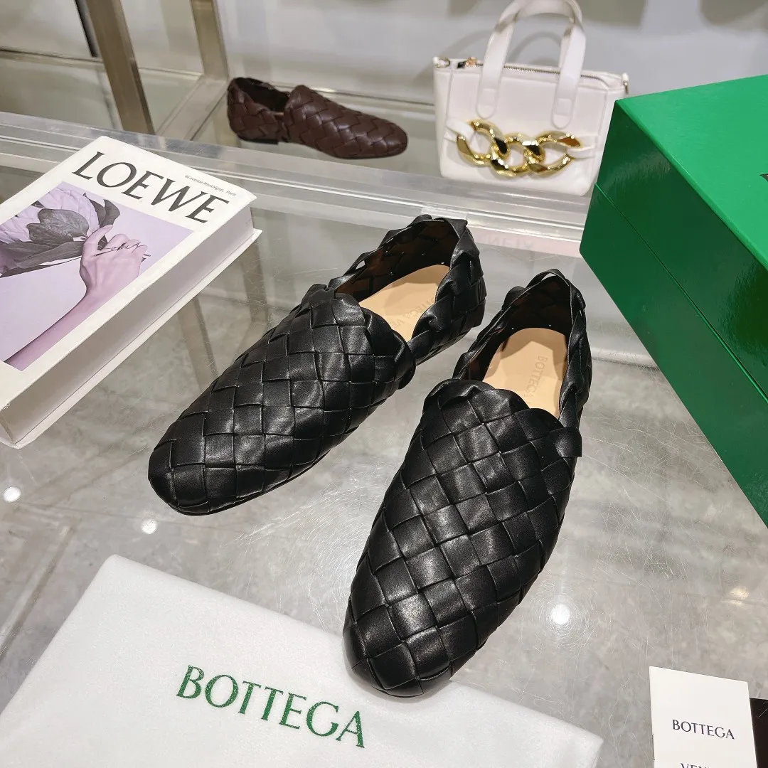 [BV] Top P: 760💰Size for couples: 35-44 (Female, 40, 41, Male 38, 45, custom-made, non-returnable) (Bottega Veneta) Genuine leather outsole, classic woven beanie shoes, two-wear heel set Blessed are the little feet👣👣Comfortable casual shoes that can be worn all year round, made of imported first-layer sheepskin➕fine-quality sheepskin leather, imported sheepskin lining, luxury genuine leather outsole [rose][rose], Bottega Veneta is an Italian luxury brand. Made using traditional Italian leather craftsmanship.
